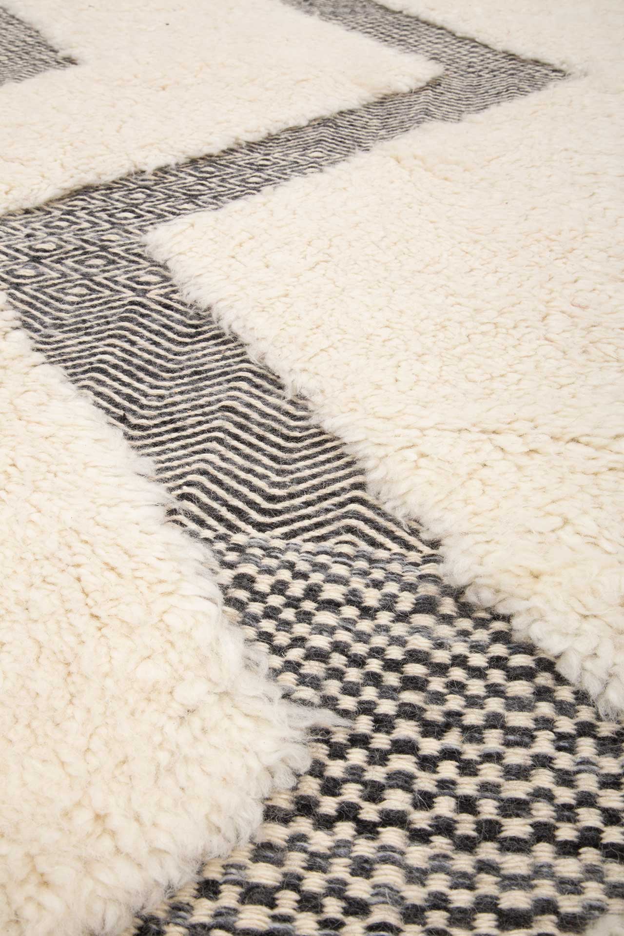 Berber Black White 190x296