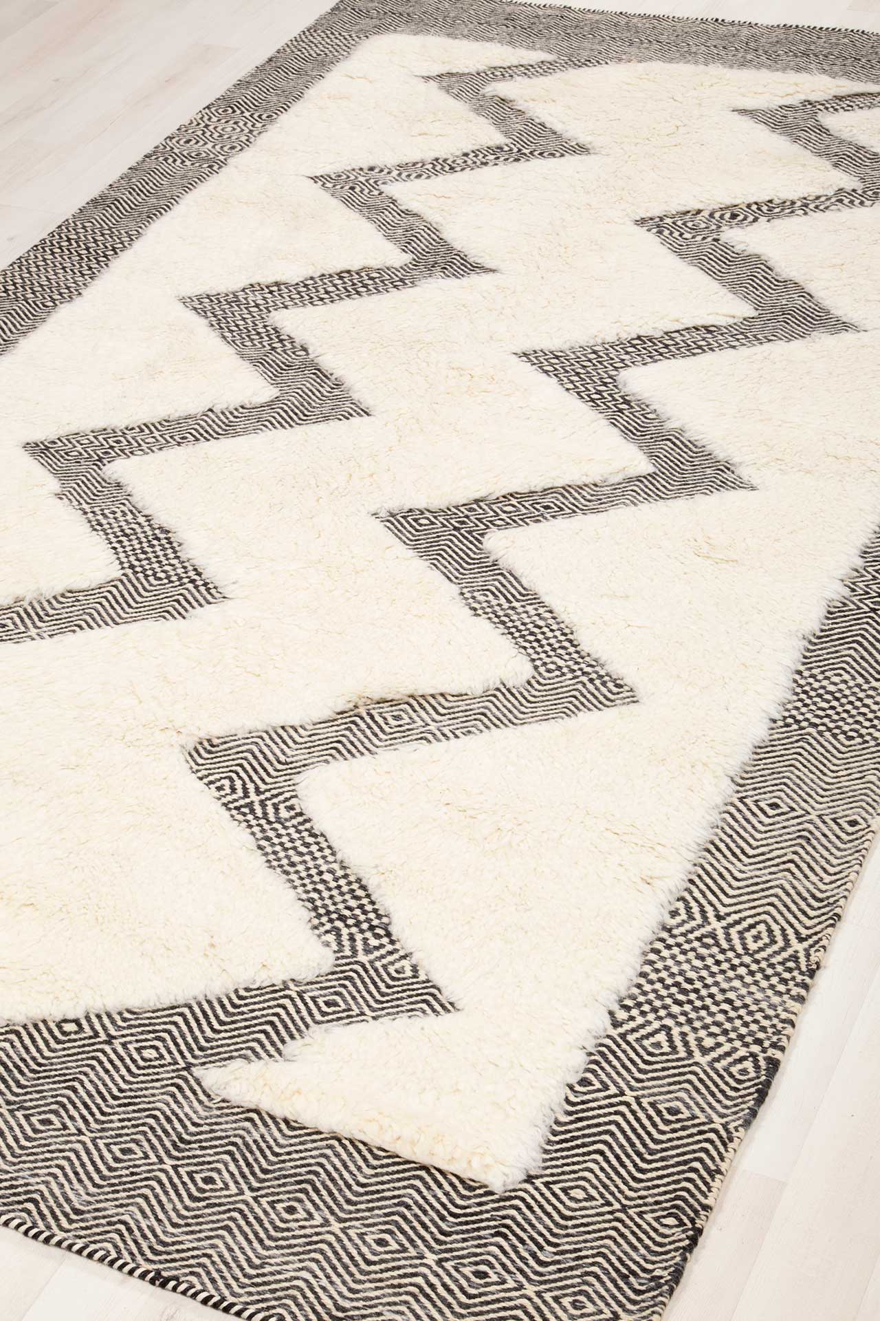 Berber Black White 191x307