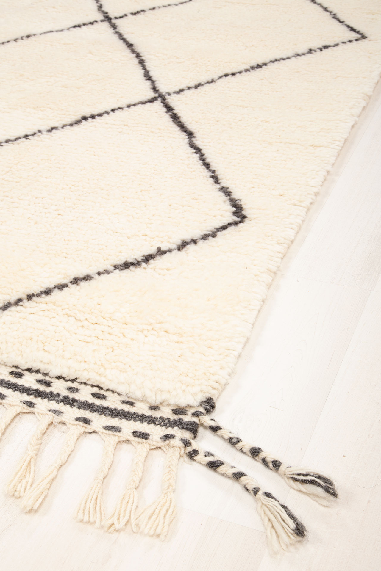 Berber White & Black 174x229